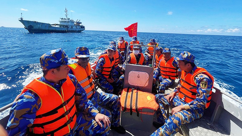 Cán bộ, chiến sĩ tàu 740 (Hải đoàn 129, Quân chủng Hải quân) được chở tới Nhà giàn DK1/20 để thực hiện bỏ phiếu sớm.