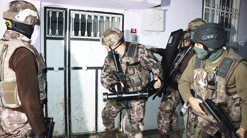 Cảnh sát Thổ Nhĩ Kỳ trong chiến dịch truy quét IS. Ảnh: THE NEW YORK TIMES