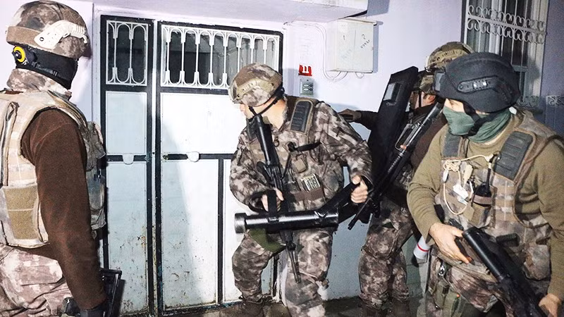 Cảnh sát Thổ Nhĩ Kỳ trong chiến dịch truy quét IS. Ảnh: THE NEW YORK TIMES