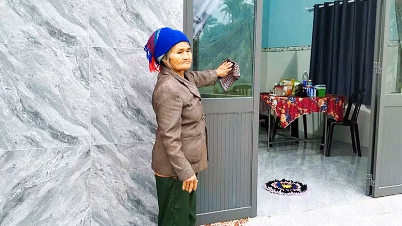 Bà Lê Thị Liễu vui mừng đón nhận căn nhà mới xây ở thôn Tân Hóa Bắc, xã Hòa Hội.