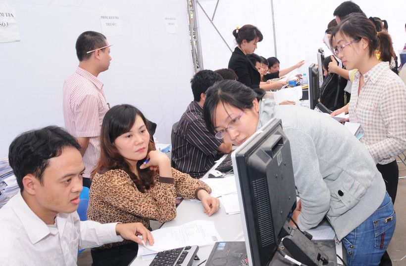 Hướng dẫn doanh nghiệp kê khai tại Thuế thành phố Hà Nội. Ảnh: NAM ANH