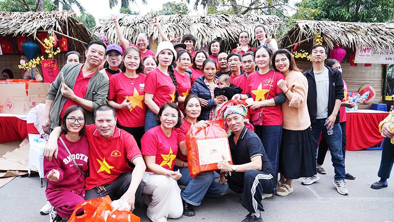 Hội chợ không đồng tại Viện K. Ảnh: BÁ TÍNH