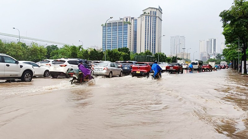 Thủ đô Hà Nội từng nhiều lần ngập lụt sau mưa lớn. Ảnh: HẢI DANH