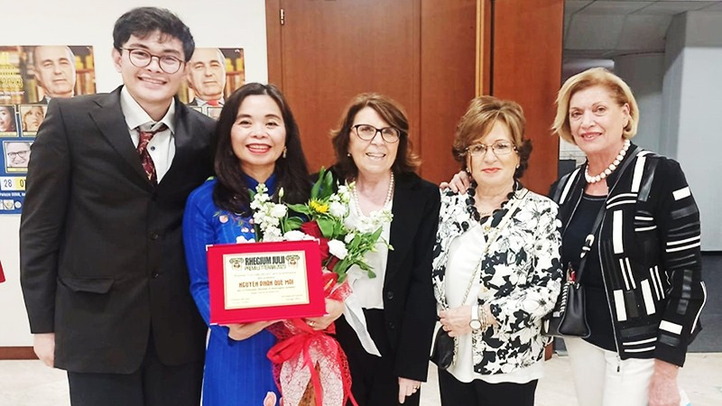 Nhà văn Nguyễn Phan Quế Mai nhận giải thưởng Rhegium Julii cho tiểu thuyết nước ngoài xuất sắc nhất từ Thị trưởng Thành phố Reggio Calabria - Italy cho cuốn "The Mountains Sing" (Sơn ca).