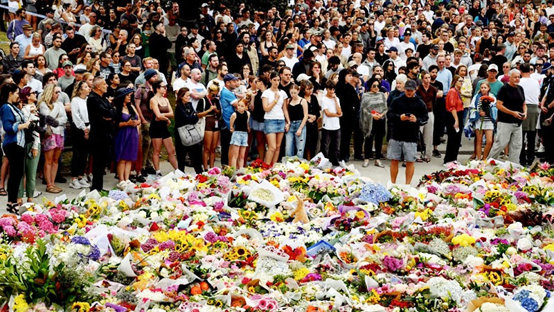 Người dân tưởng niệm các nạn nhân vụ xả súng. Ảnh: RZN NEWS