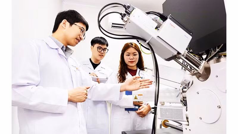 PGS, TS Nguyễn Viết Hương (bên trái) hướng dẫn sinh viên trong phòng thí nghiệm.