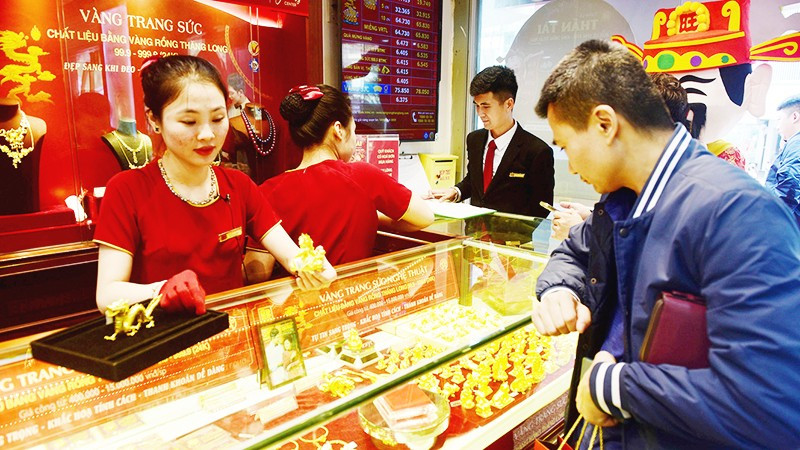 Vàng cũng là một kênh đầu tư có khả năng sinh lời, do đó việc đánh thuế lợi nhuận từ vàng là hợp lý và cần thiết. Ảnh: NGUYỄN DŨNG