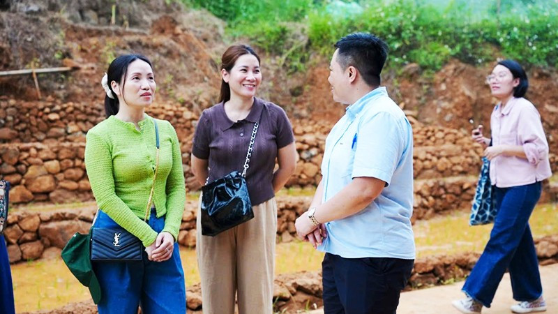 Người dân cùng tham gia sắp đặt không gian triển lãm, trực tiếp dẫn dắt du khách trải nghiệm.