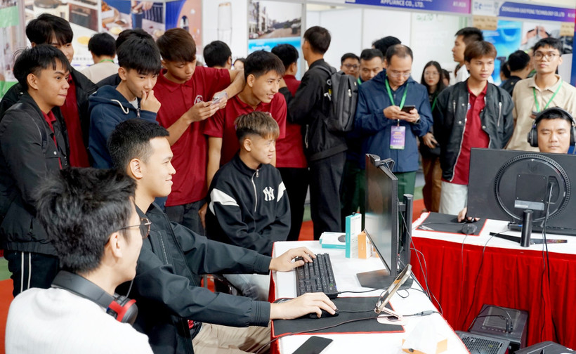 Mạng xã hội mở rộng không gian kết nối cộng đồng nhưng cũng kéo theo nhiều hệ lụy đáng lo ngại. Ảnh: NGUYỆT ANH