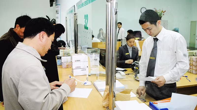 Giao dịch tại Ngân hàng Vietcombank. Ảnh: NGUYỆT ANH