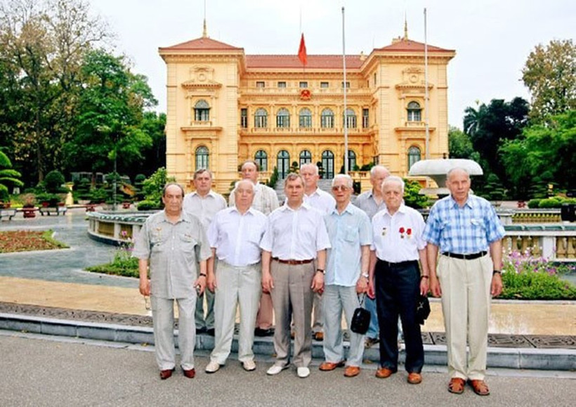 Ông Timofei Yakovlevich Slabunov cùng đoàn cựu chiến binh Nga thăm Việt Nam năm 2011.