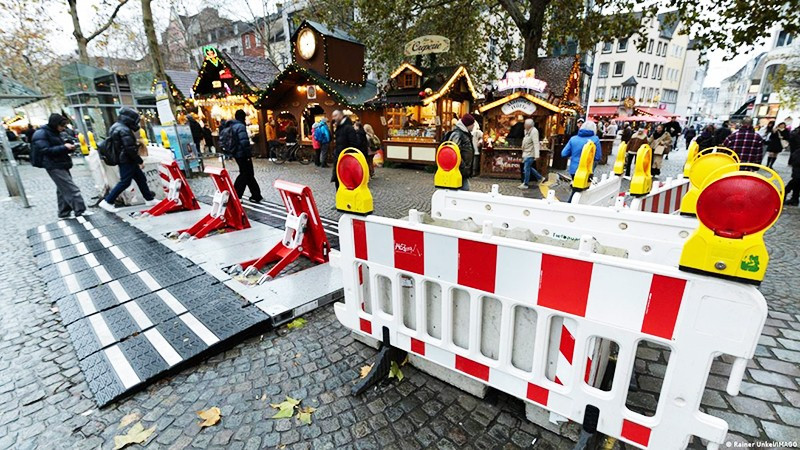 Xư Một rào chắn an ninh bên ngoài chợ Giáng sinh tại Đức. Ảnh: AFP