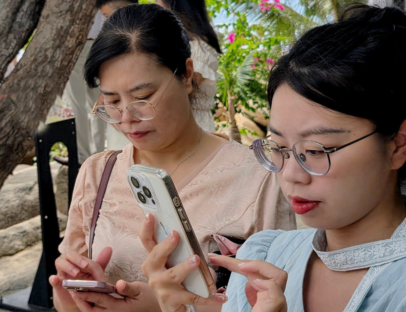 Người dân cần cẩn trọng với các lời mời khi tham gia mạng xã hội. Ảnh: NGUYỆT ANH