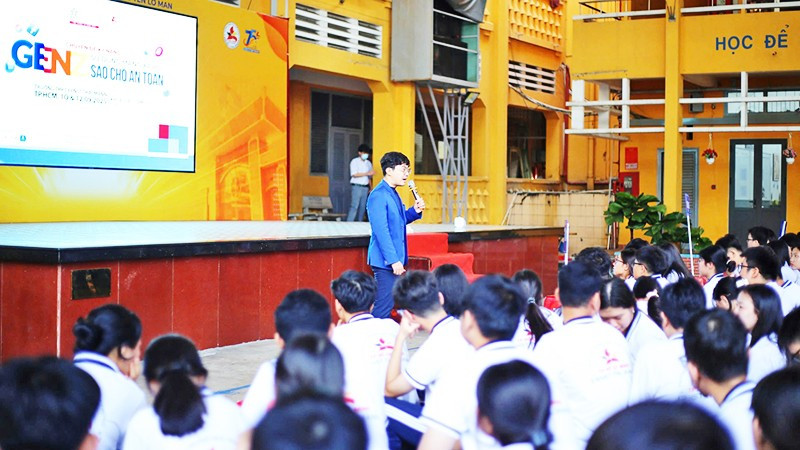 Học sinh Trường THPT Ten Lơ Man (phường Bến Thành) sinh hoạt về nội dung an toàn trên không gian mạng. Ảnh: BÁO PHỤ NỮ
