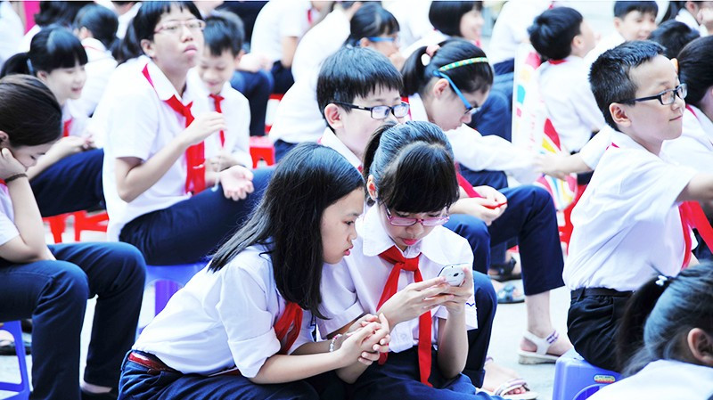 Gánh nặng tài chính khi nuôi dạy con khiến nhiều gia đình quyết định không sinh con thứ hai. Ảnh: NAM HẢI