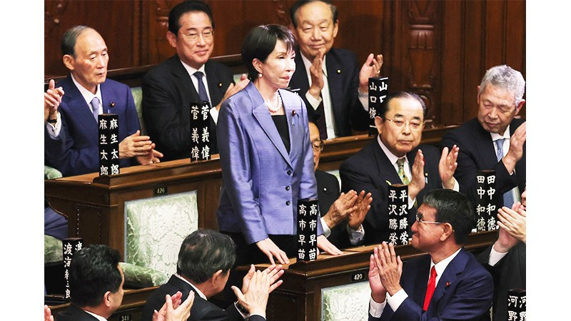 Các nghị sĩ Nhật Bản chúc mừng Thủ tướng đắc cử Takaichi Sanae. Ảnh: REUTERS