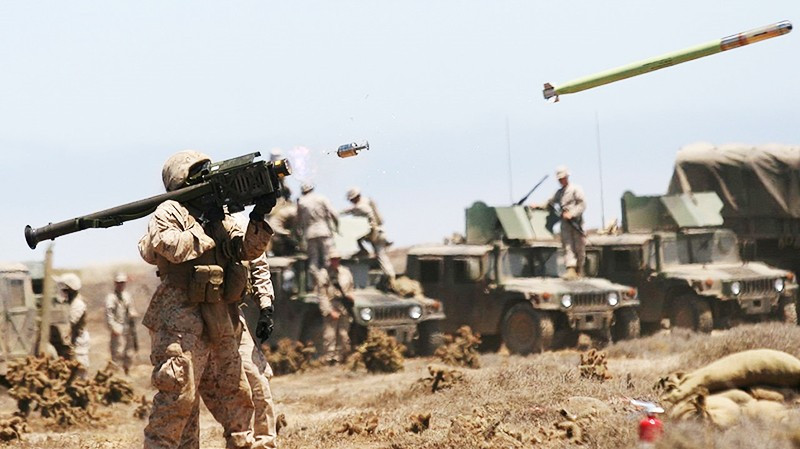 Binh sĩ NATO tập luyện với tên lửa Stinger. Ảnh: AP