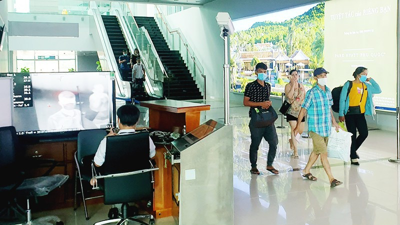 Kiểm soát chặt y tế tại các sân bay đẻ đề phòng dịch bệnh thâm nhập. Ảnh: NAM NGUYỄN