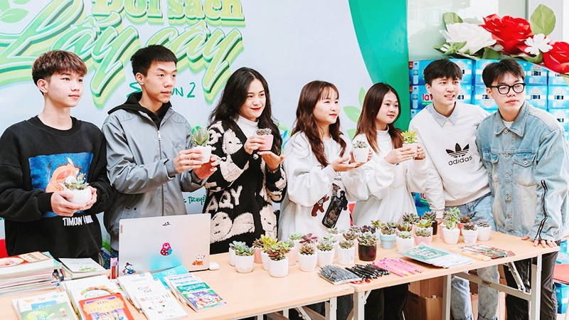 Hoạt động "Đổi sách lấy cây" và các vật dụng tái chế của Trường FPT Polytechnic Hà Nội.