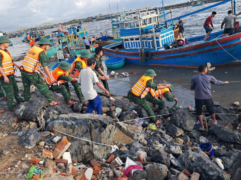 Lực lượng chức năng trục vớt các tàu cá tại cảng Liên Hương (xã Liên Hương, Lâm Đồng).