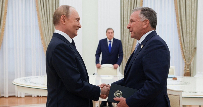 Tổng thống Nga V.Putin (bên trái) tiếp Đặc phái viên Mỹ Steve Witkoff tại Moscow. Ảnh: GETTYIMAGES