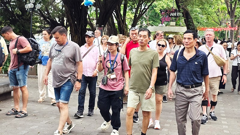 Du khách tham quan hồ Hoàn Kiếm, Hà Nội. Ảnh: NGUYỆT ANH