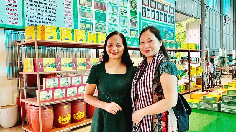 Nghệ nhân trà Nguyễn Thị Hải (bên trái) và nhà báo Nguyễn Minh Hằng, báo Thái Nguyên. 