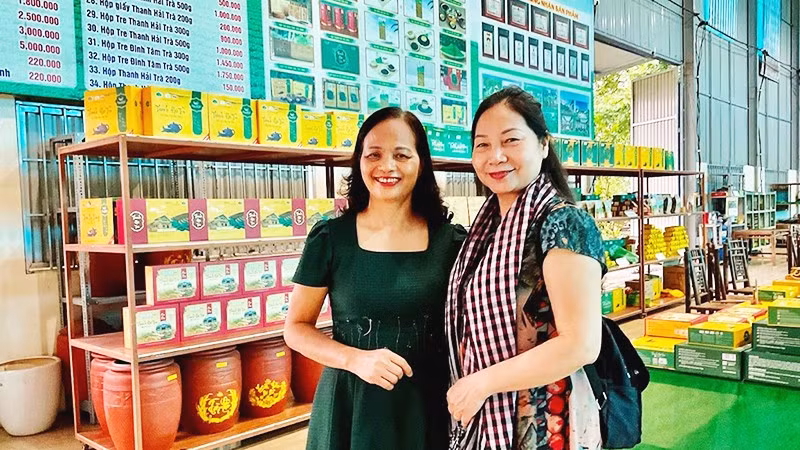 Nghệ nhân trà Nguyễn Thị Hải (bên trái) và nhà báo Nguyễn Minh Hằng, báo Thái Nguyên. 