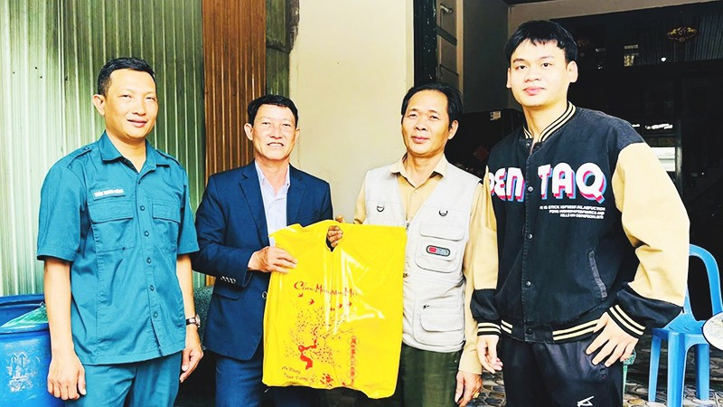 Đại diện Ban Chỉ huy Quân sự phường Liên Chiểu tặng quà động viên thanh niên sắp nhập ngũ.