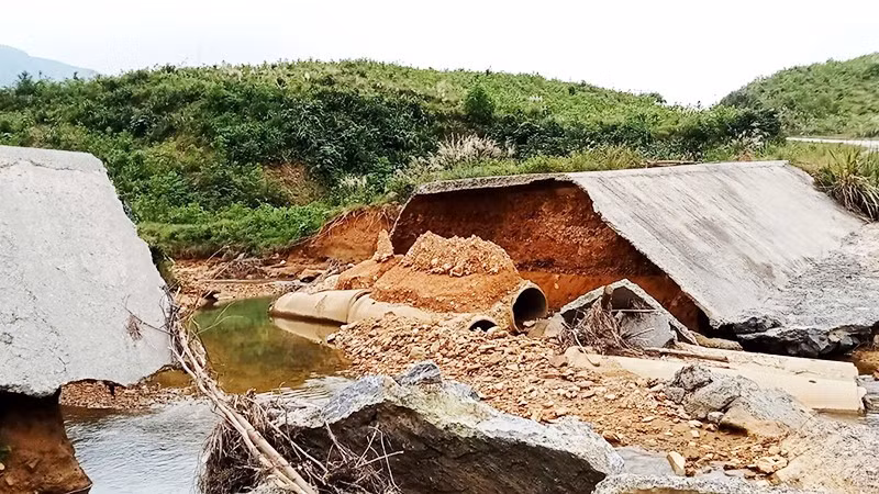 Trên đoạn đường 18 km vào hai thôn Cát - Trỉa có 6 điểm đứt gãy từ gần 10 năm nay chưa được khắc phục.