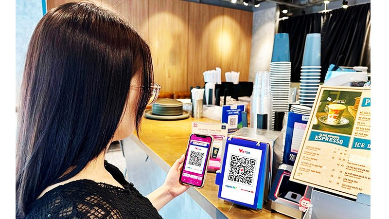 Người dân sử dụng ví điện tử để thanh toán thay cho tiền mặt ngày càng phổ biến.