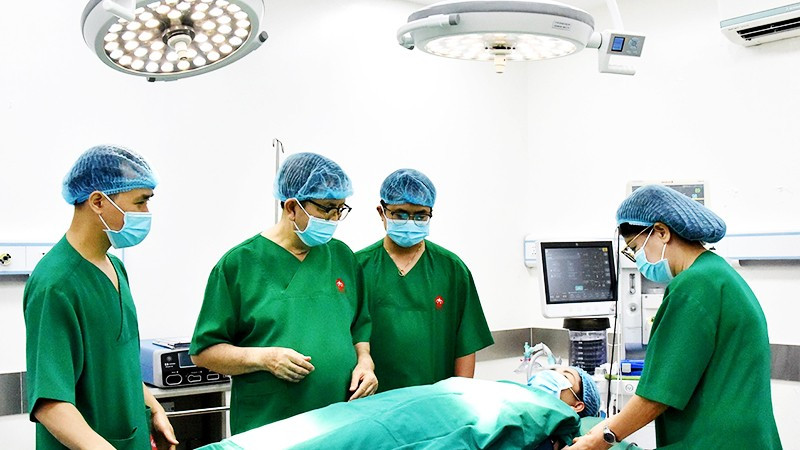 PGS, TS Nguyễn Hoài Nam (thứ hai từ trái qua) cùng ê-kíp trong một ca mổ.