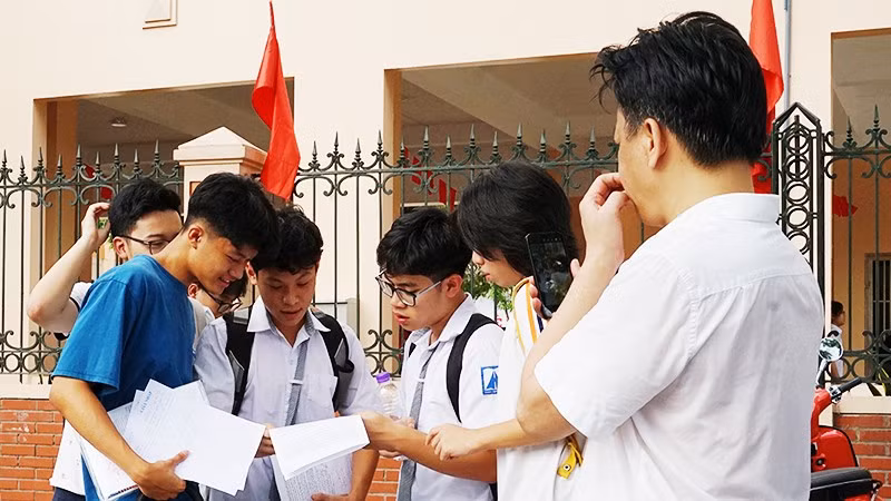Các em học sinh trao đổi sau khi thi môn Toán. Ảnh: HẢI NAM
