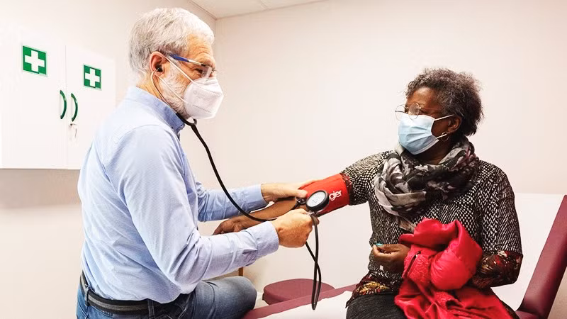 Một bác sĩ đã về hưu được tăng cường hỗ trợ y tế. Ảnh: LE MONDE