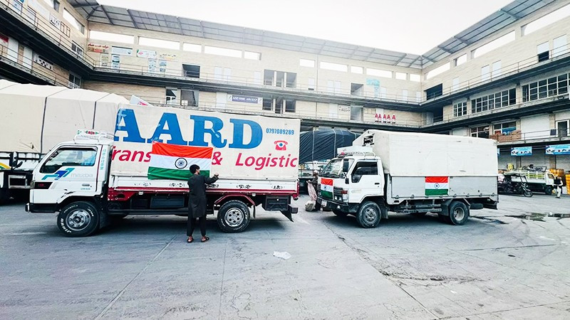 Xe chở đồ cứu trợ được Ấn Độ gửi tới Afghanistan. Ảnh: AP