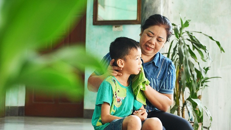 “Mẹ đỡ đầu” Lê Thị Hường và bé Lê Minh Khôi.