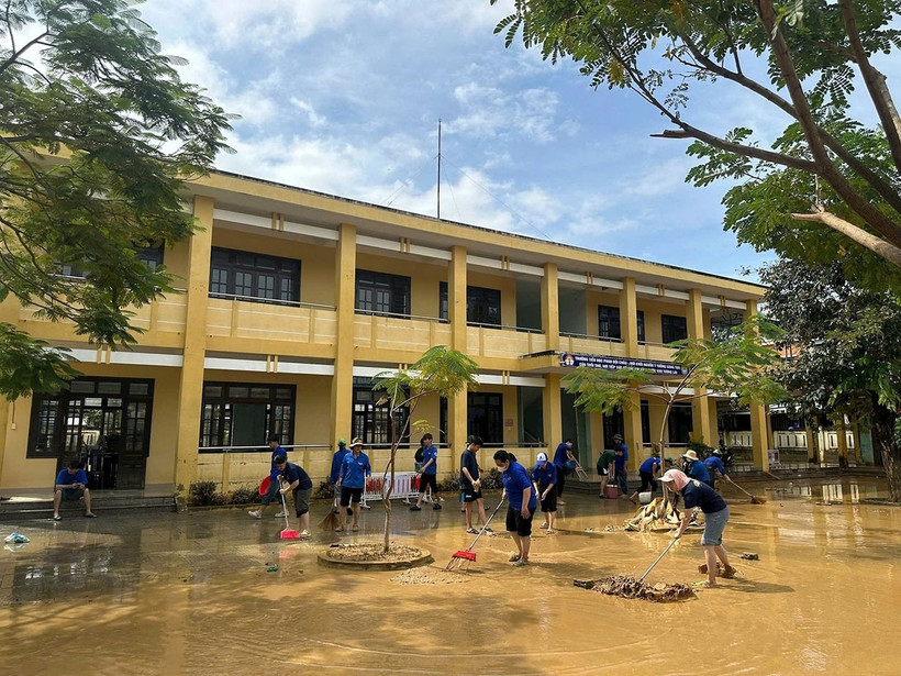 Sau lũ, lực lượng tình nguyện dọn dẹp trường học để sớm đón học sinh trở lại trường.