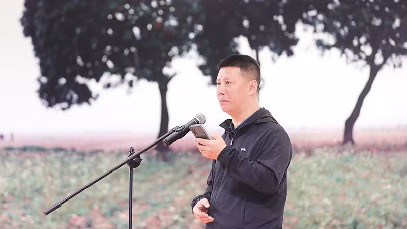 Nhà thơ, nhà báo Trương Xuân Thiên đọc thơ tại lễ trao giải "Thơ ca và nguồn cội".