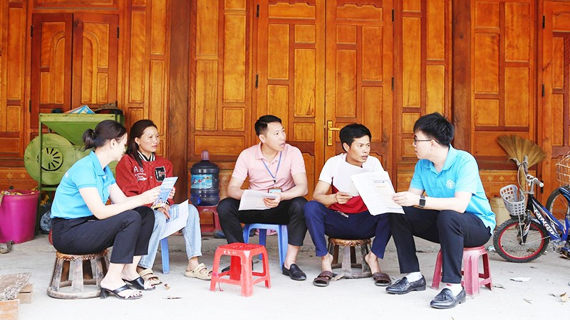 Cán bộ ngành BHXH vận động người tham gia BHXH tự nguyện.