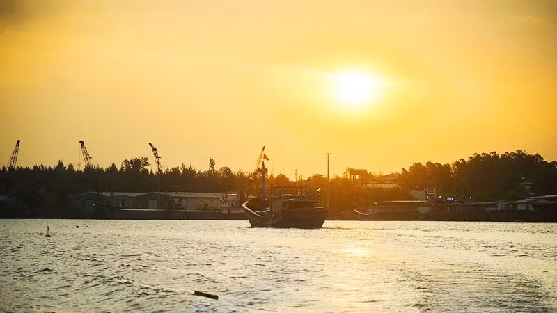 Đón bình minh tại xã đảo Tam Hải