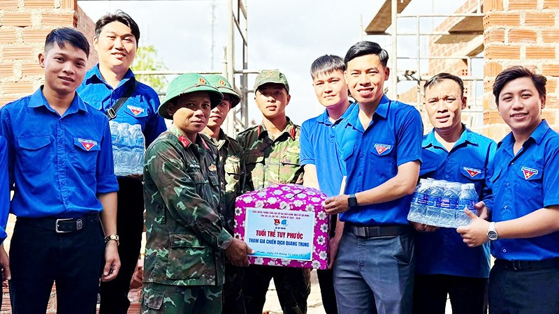 Tuổi trẻ Gia Lai cùng các lực lượng chung tay dựng xây lại những căn nhà bị sập, đổ do bão lũ.