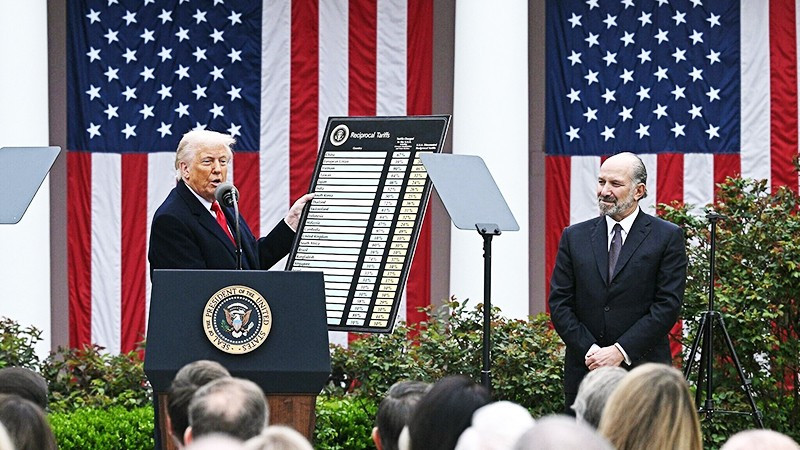 Tổng thống Trump (trái) công bố bảng thuế đối ứng với các nước hồi tháng 4 vừa qua. Ảnh: AFP