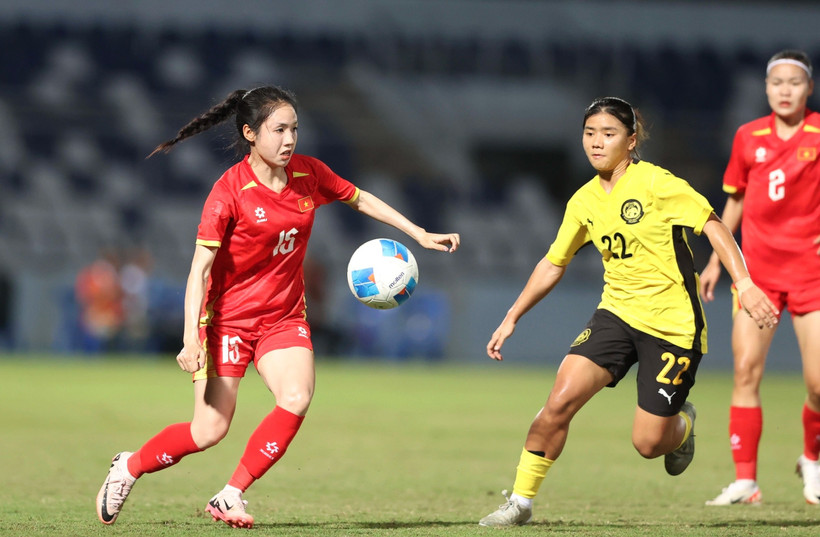 Pha bóng trong trận nữ Việt Nam thắng nữ Malaysia. Ảnh: ĐỨC ĐỒNG