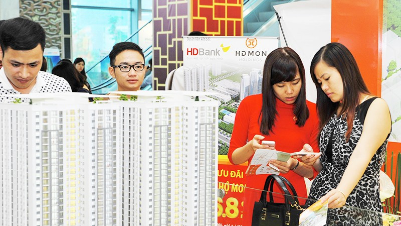 Khách hàng tìm hiểu thông tin bất động sản tại sàn giao dịch. Ảnh: NAM NGUYỄN