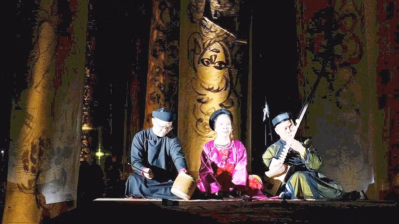 NSƯT Bạch Vân trong một chương trình biểu diễn.