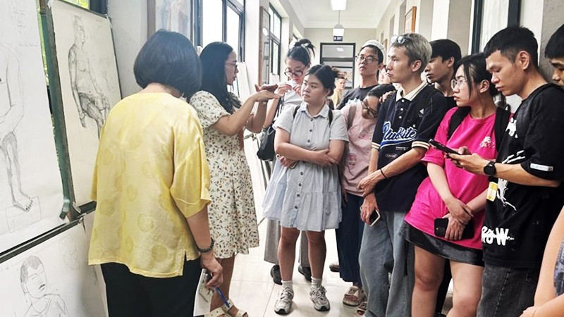 Một lớp học có phiên dịch ngôn ngữ ký hiệu tại Trường đại học Mỹ thuật Công nghiệp Hà Nội.