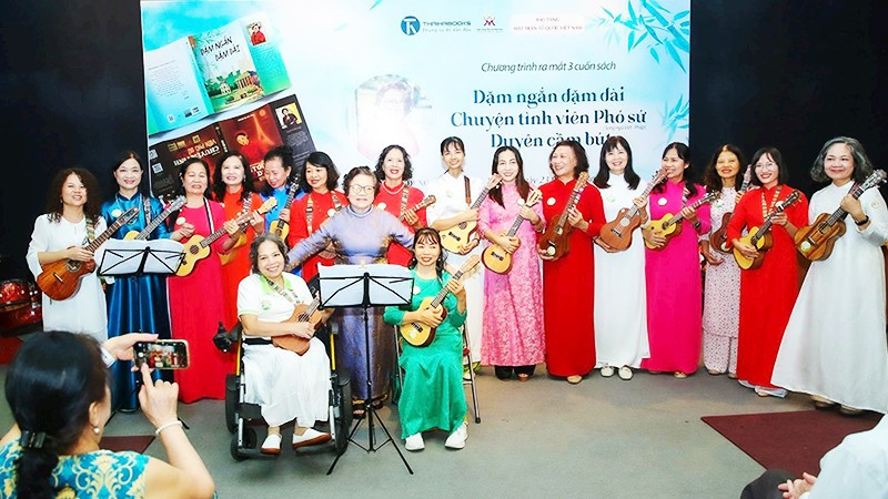 Câu lạc bộ Ukulele thể hiện ca khúc phổ thơ của tác giả Mỹ Dung (đứng hàng trên). Ảnh: SƠN HẢI