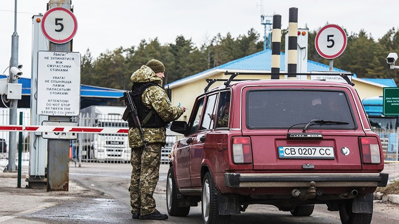 Binh sĩ Estonia kiểm soát an ninh tại biên giới. Ảnh: AP