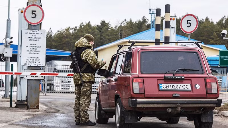 Binh sĩ Estonia kiểm soát an ninh tại biên giới. Ảnh: AP