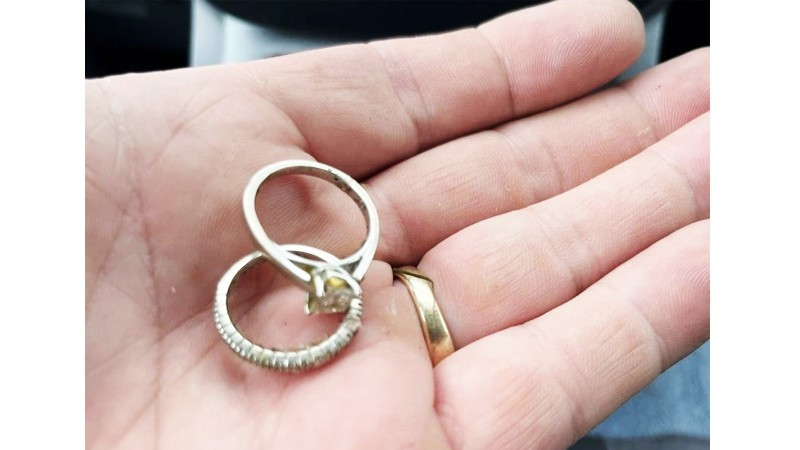 Lục 18 tấn rác tìm lại nhẫn cưới cho vợ